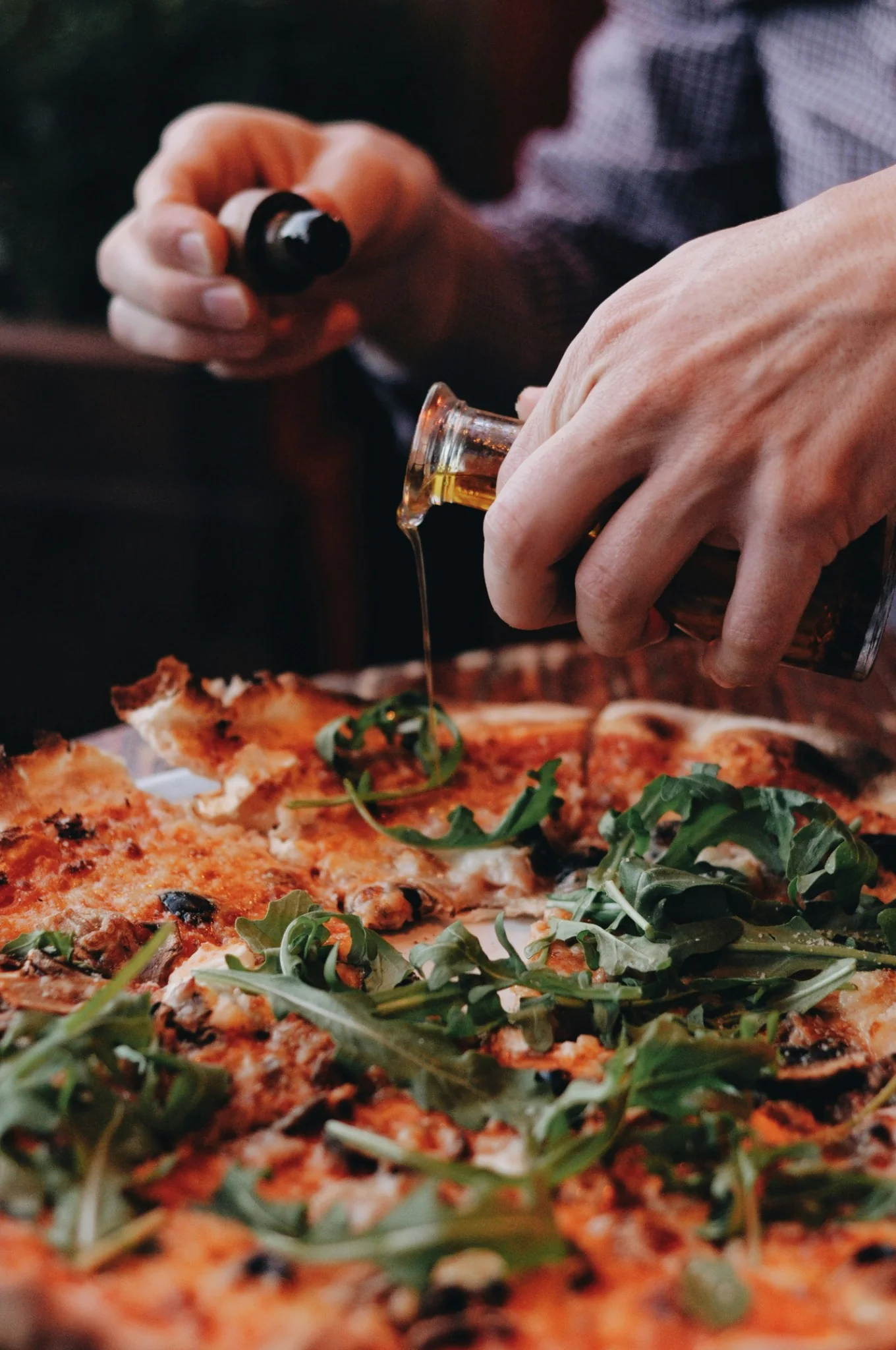 Ελαιόλαδο προστίθεται σε φρεσκοψημένη pizza