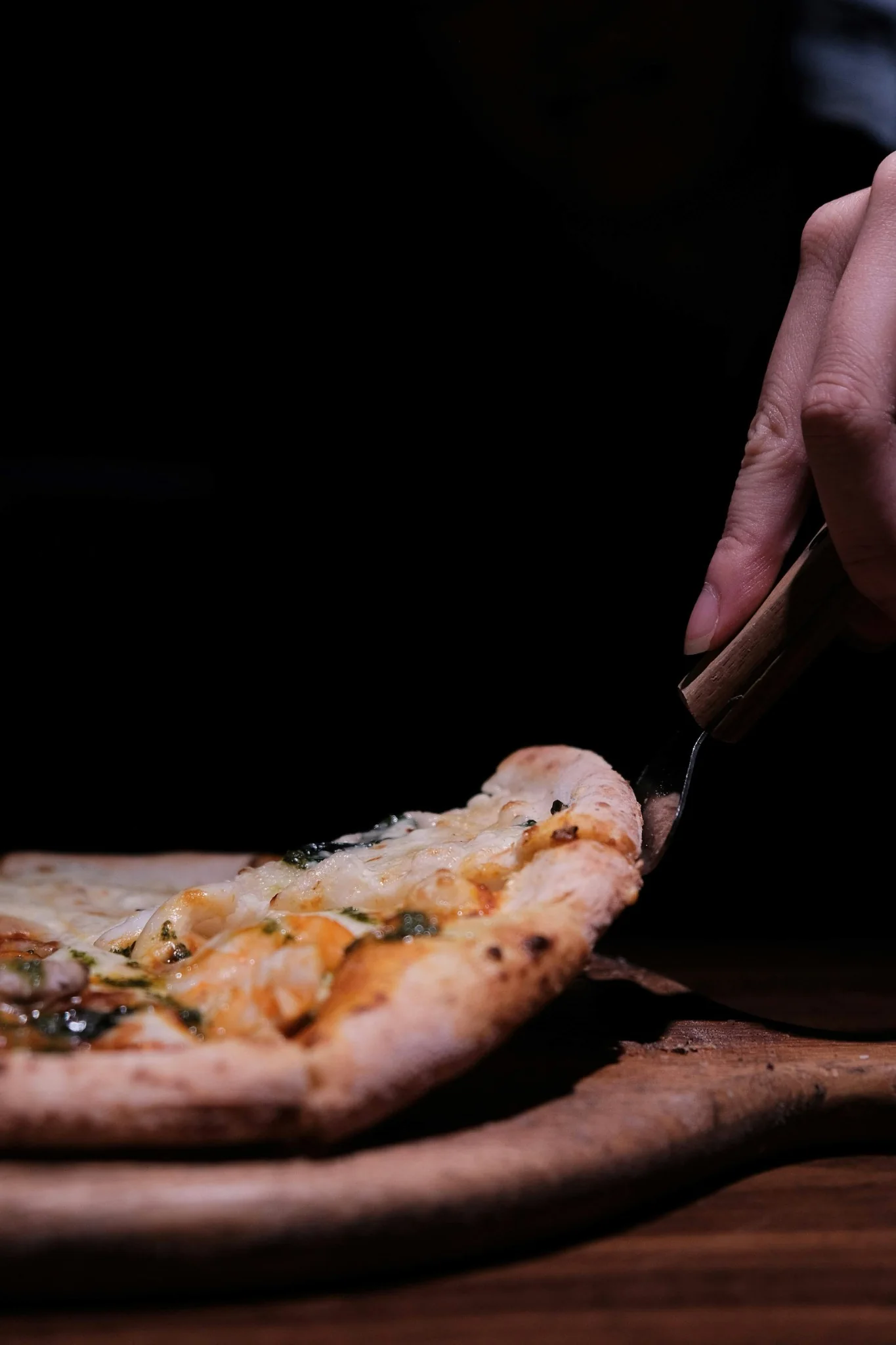 Pizza κόβεται αμέσως μετά το ψήσιμο