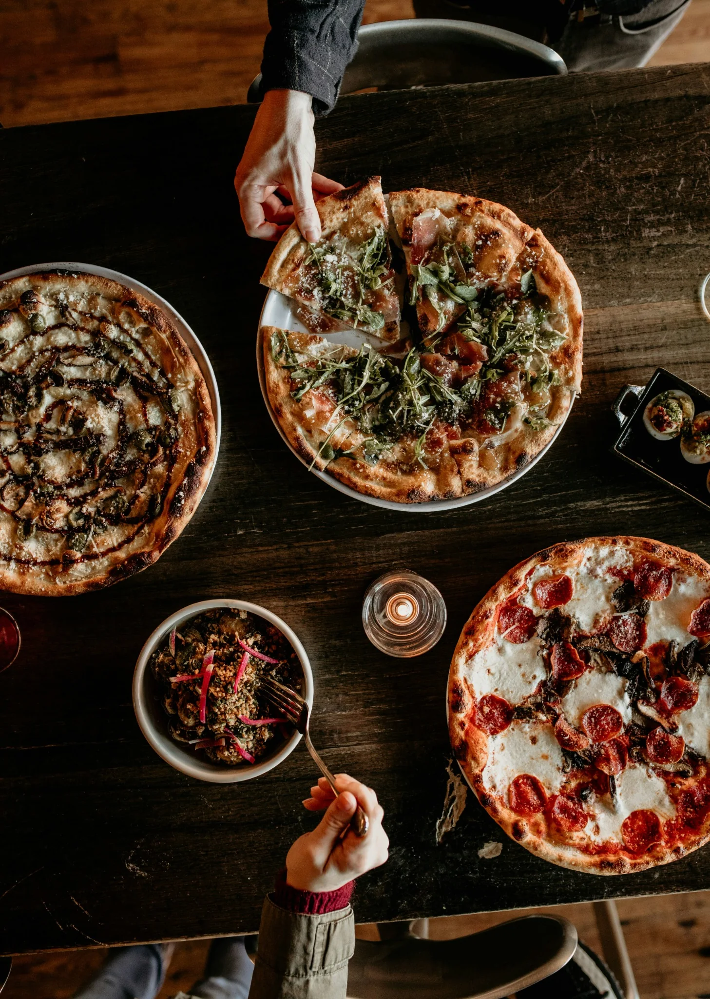 Τραπέζι με διαφορετικές pizza